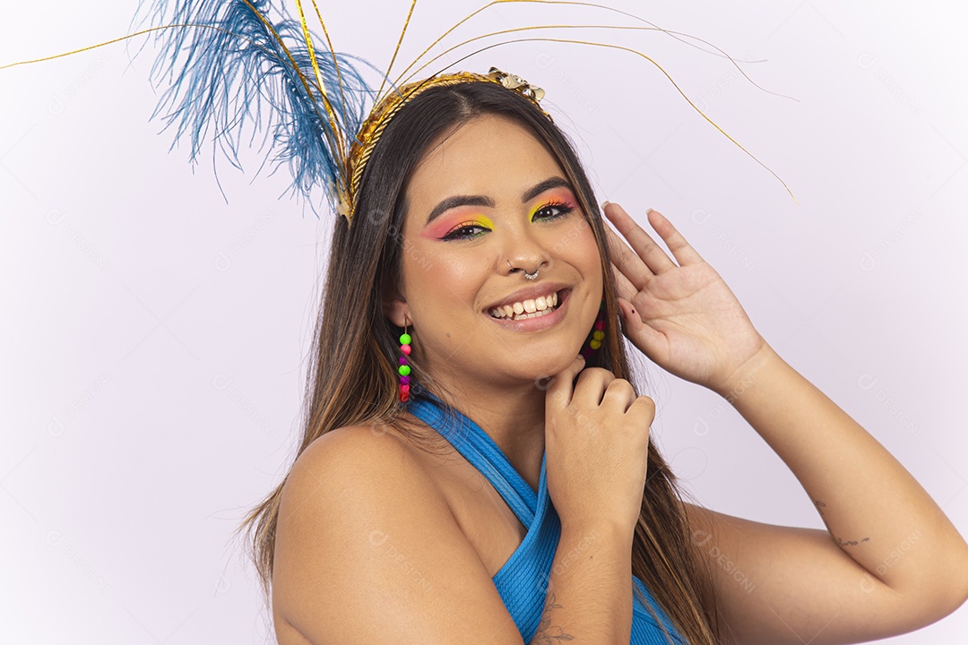 Linda jovem com fantasia de carnaval azul.