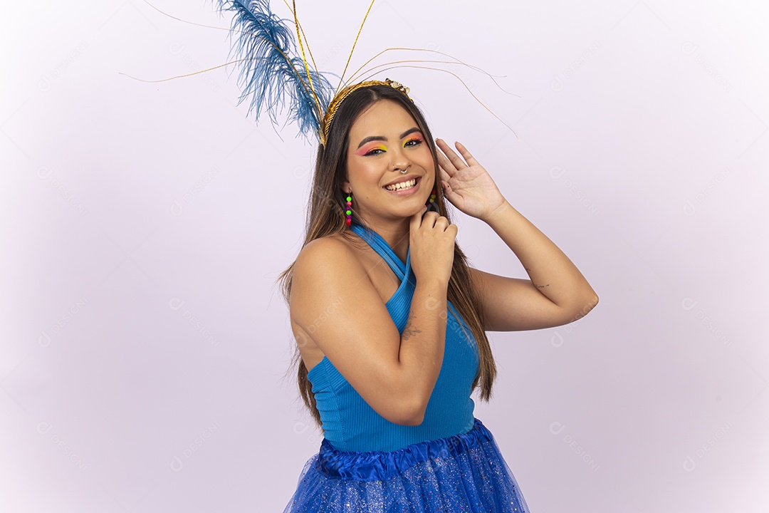 Linda jovem com fantasia de carnaval azul.