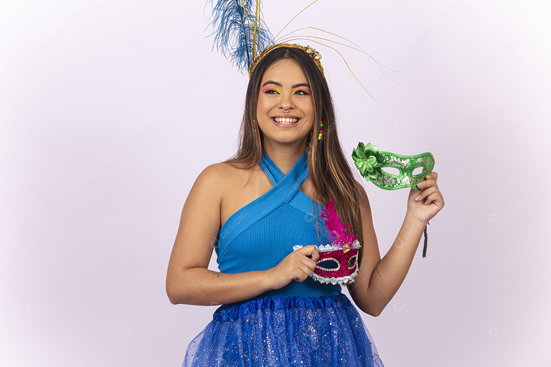 Linda jovem com fantasia de carnaval azul.