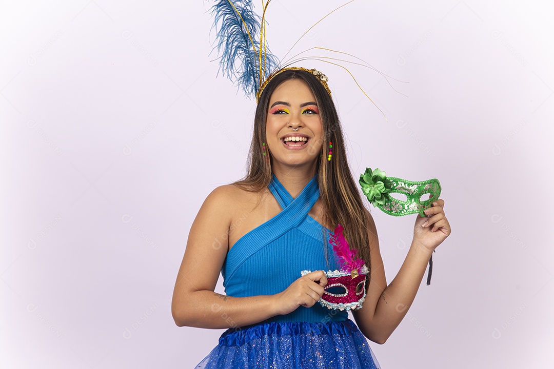 Linda jovem com fantasia de carnaval azul.