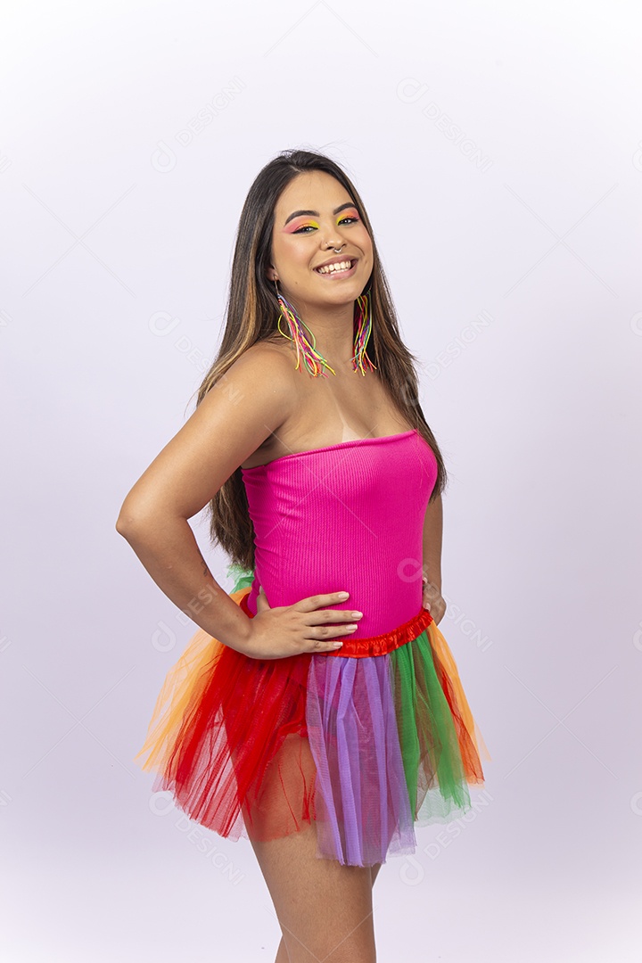 Linda jovem com fantasia de carnaval sobre um fundo isolado branco.