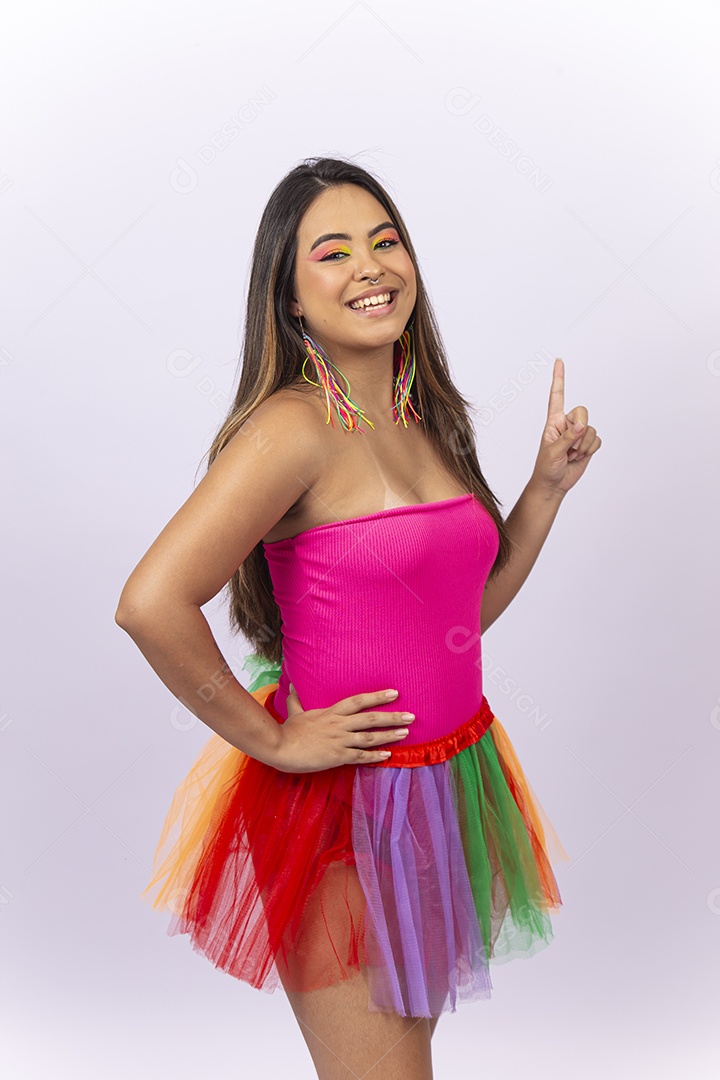 Linda jovem com fantasia de carnaval sobre um fundo isolado branco.