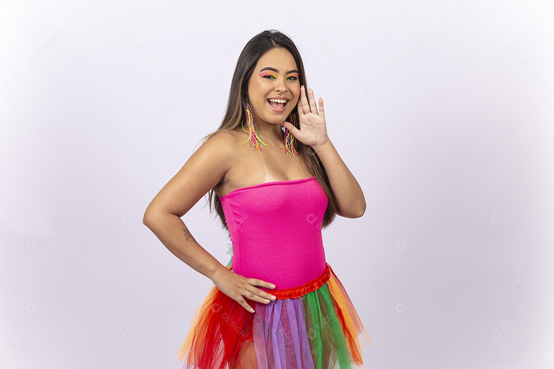Linda jovem com fantasia de carnaval sobre um fundo isolado branco.