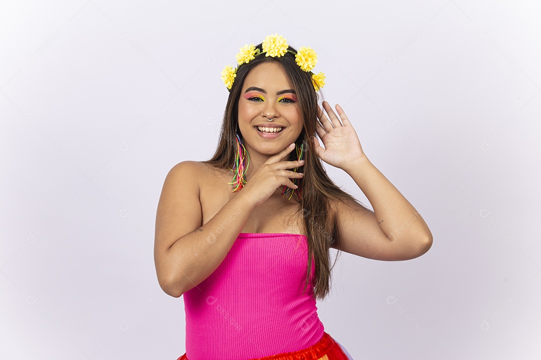 Mulher sorridente com uma linda coroa de flores na cabeça.