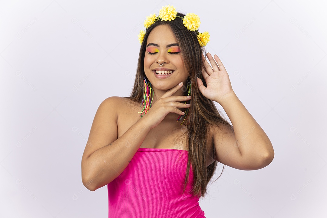 Mulher sorridente com uma linda coroa de flores na cabeça.