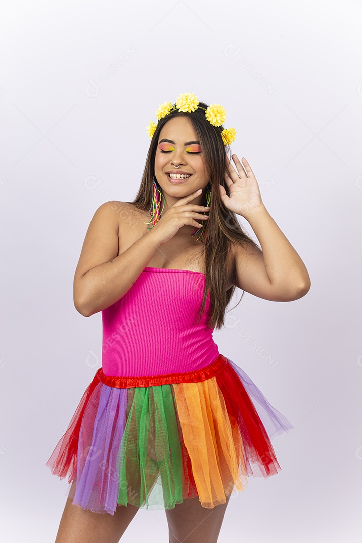 Linda jovem com fantasia de carnaval sobre um fundo isolado branco.