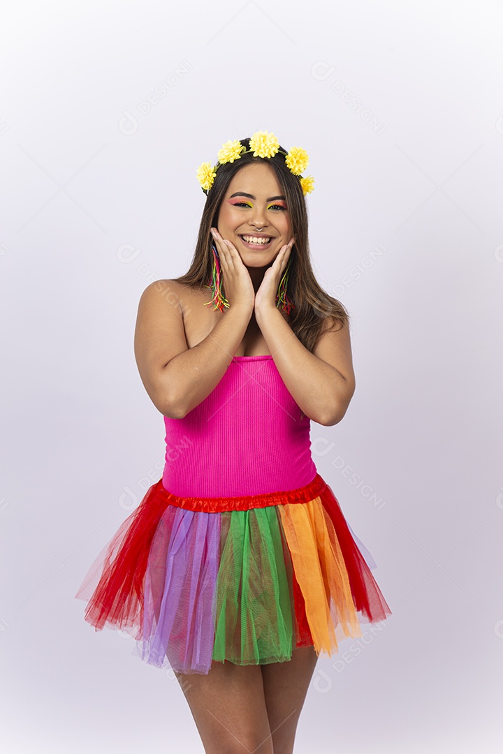 Linda jovem com fantasia de carnaval sobre um fundo isolado branco.