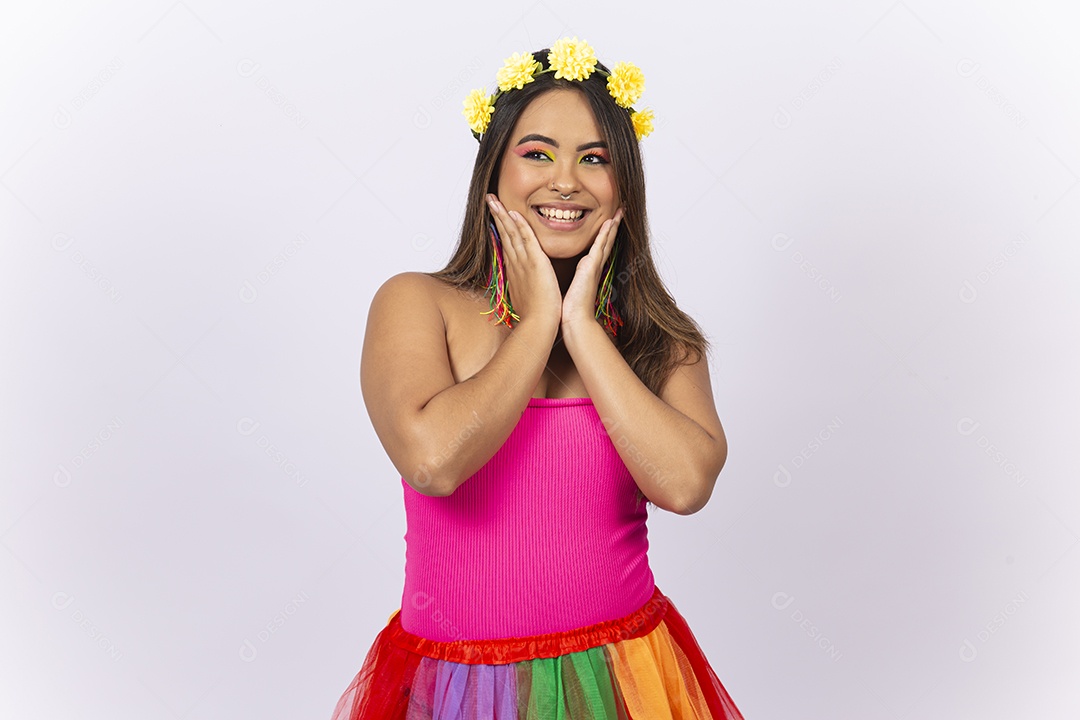 Linda jovem com fantasia de carnaval sobre um fundo isolado branco.