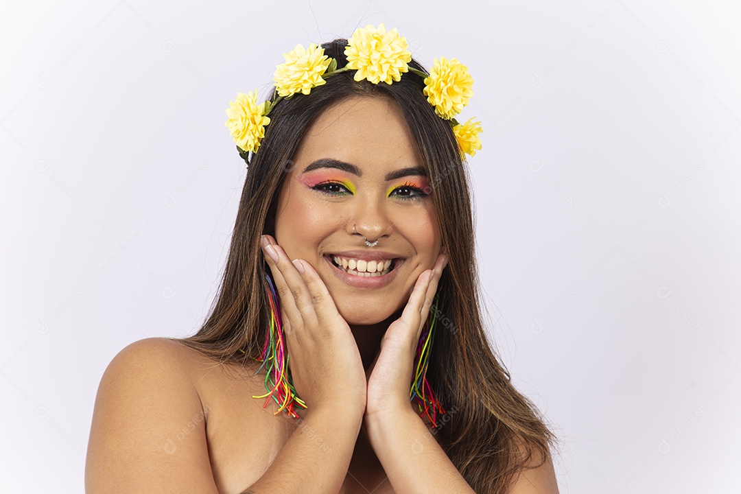 Mulher sorridente com uma linda coroa de flores na cabeça.
