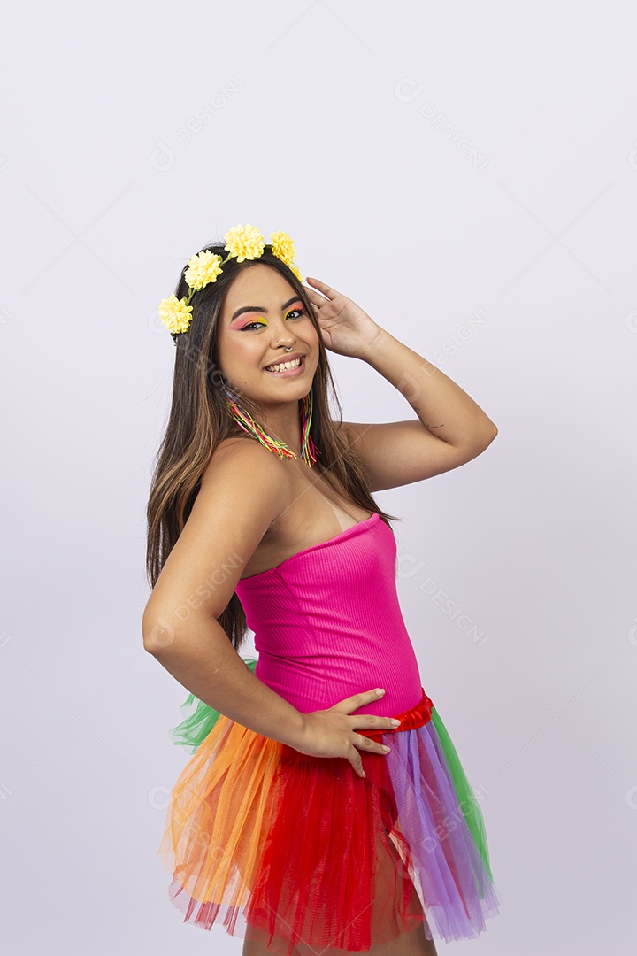 Linda jovem com fantasia de carnaval sobre um fundo isolado branco.