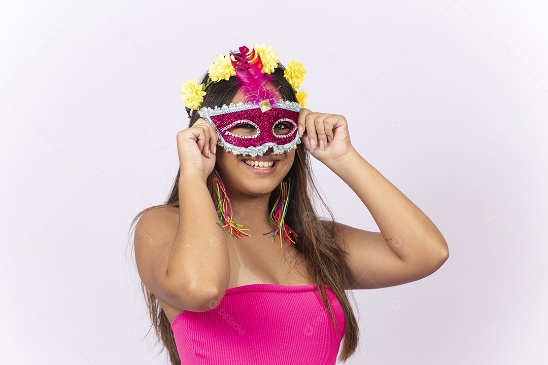 Mulher sorridente usando máscara de carnaval.
