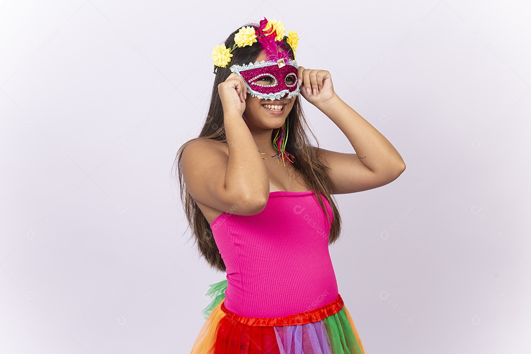 Mulher sorridente usando máscara de carnaval.