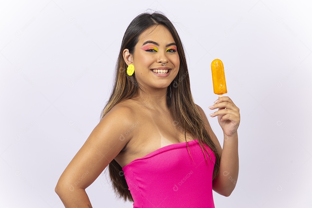 Linda mulher segurando um picolé sobre um fundo isolado branco.
