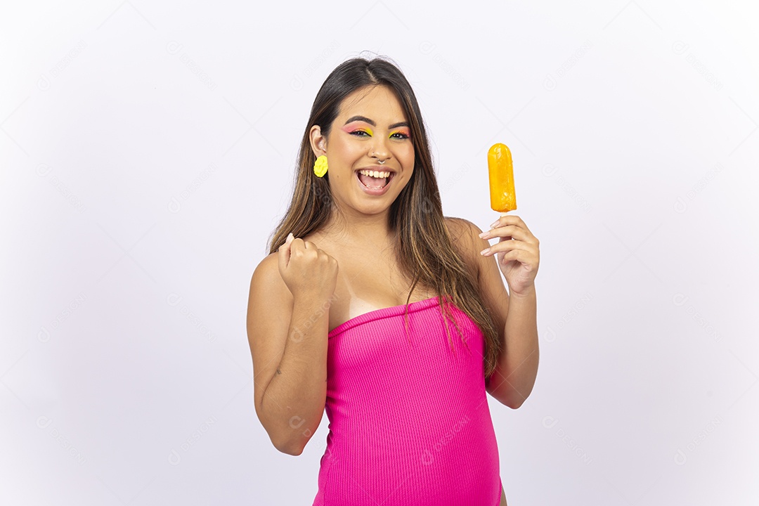 Linda mulher segurando um picolé sobre um fundo isolado branco.