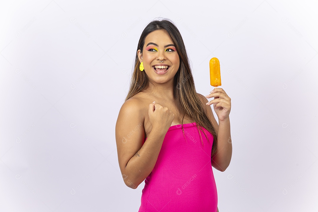 Linda mulher segurando um picolé sobre um fundo isolado branco.