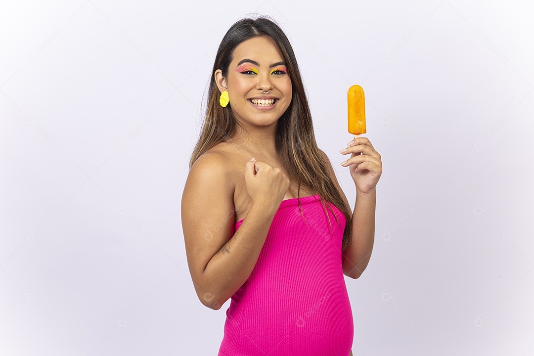 Linda mulher segurando um picolé sobre um fundo isolado branco.