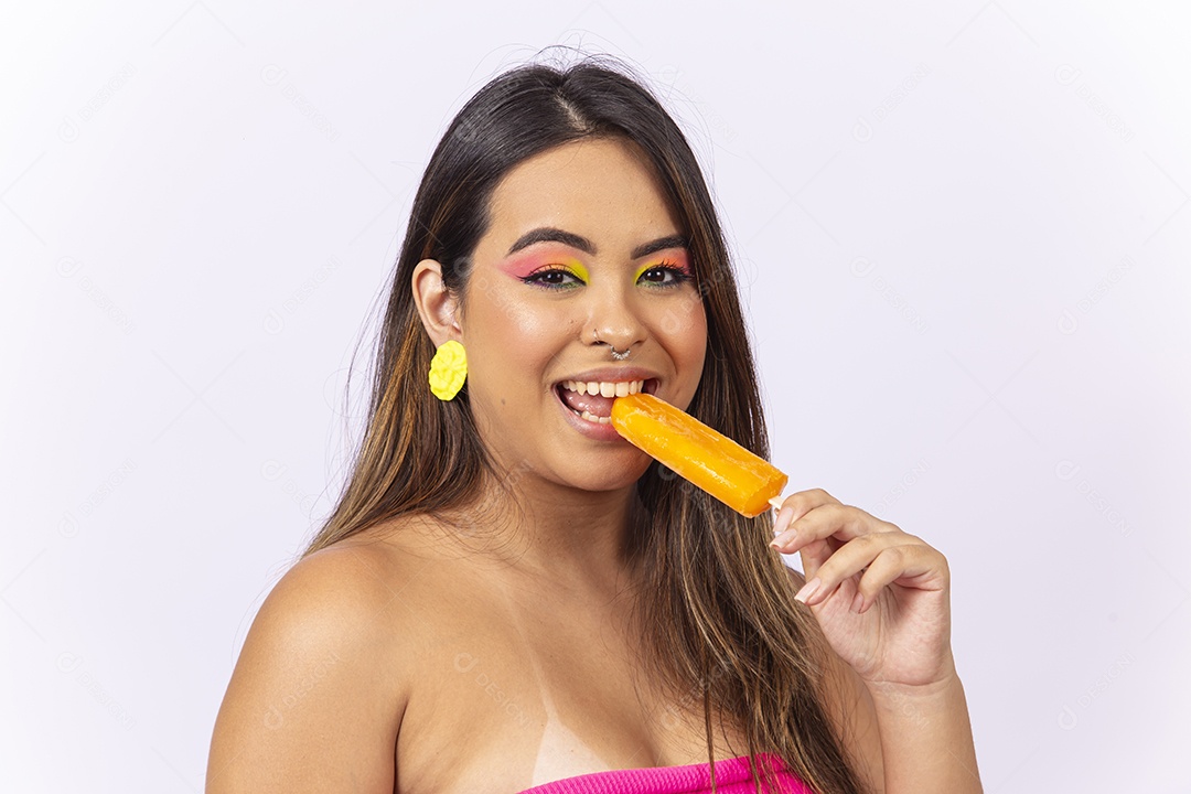 Linda mulher saboreando um picolé sobre um fundo isolado branco.