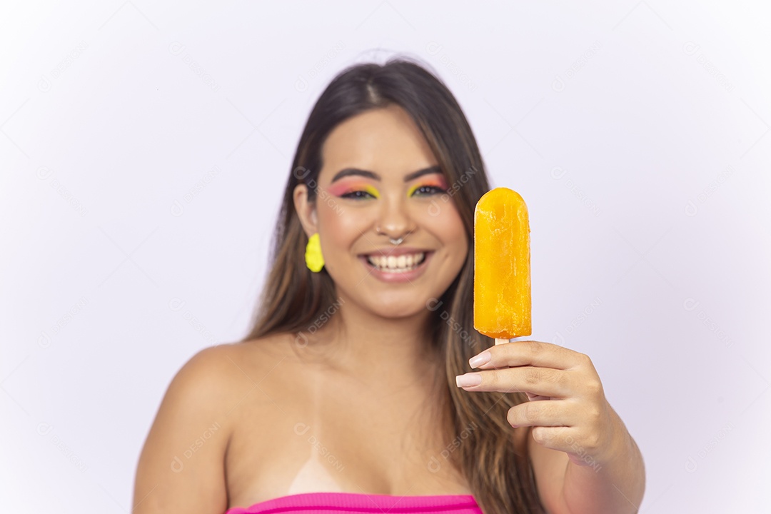 Linda mulher mostrando o picolé amarelo