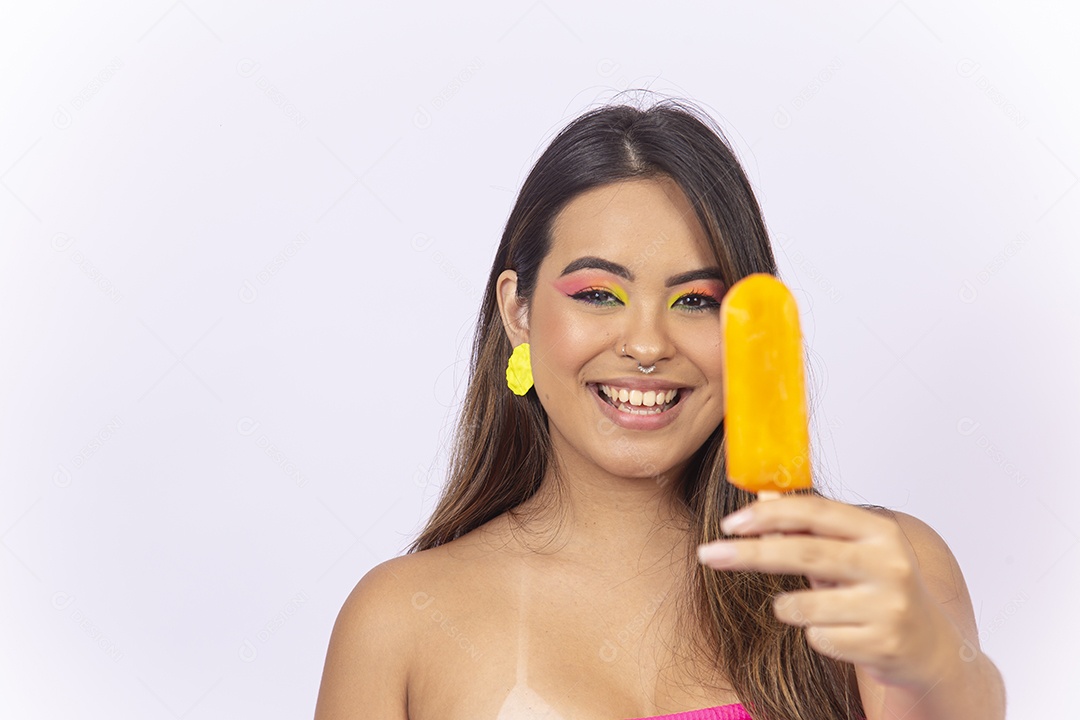 Linda mulher mostrando o picolé amarelo