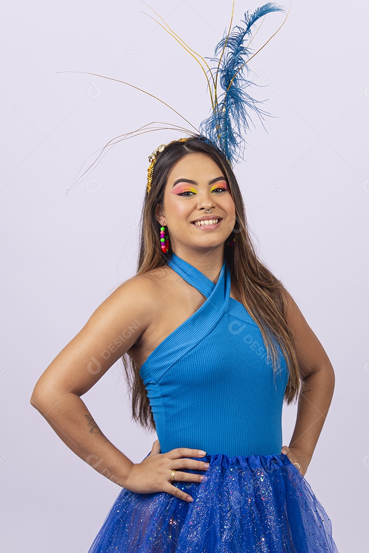 Linda jovem com fantasia de carnaval fundo branco