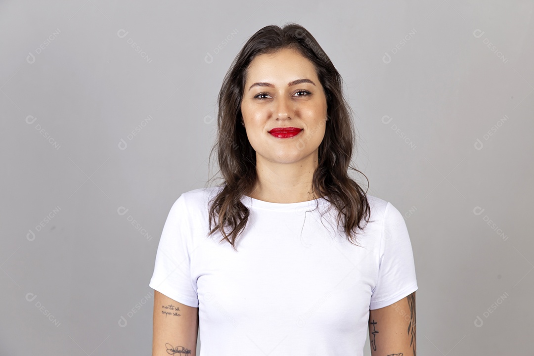 Jovem mulher vestida de camiseta branca