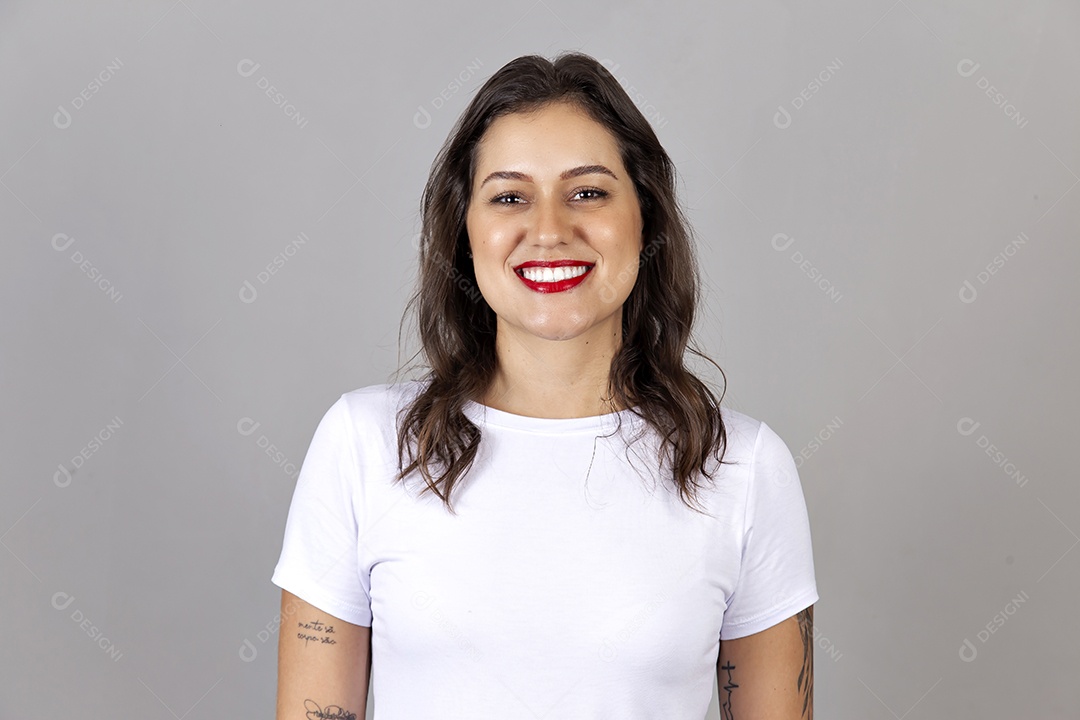 Linda mulher vestindo camiseta branca