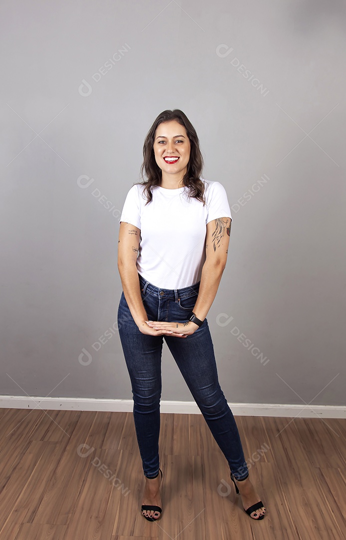 Linda mulher vestindo camiseta branca