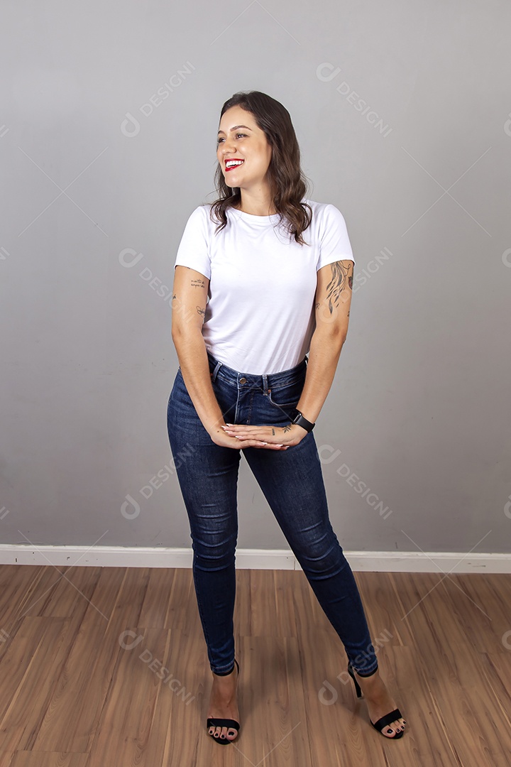 Linda mulher vestindo camiseta branca e calça jeans;