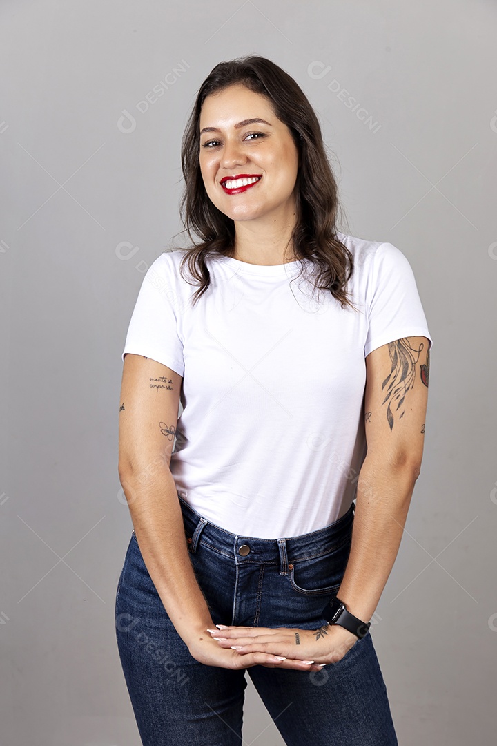 Linda mulher com tatuagem e camiseta branca