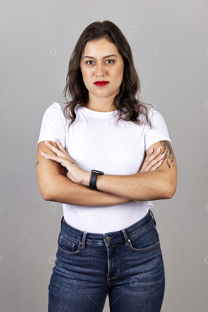 Linda mulher vestindo camiseta branca