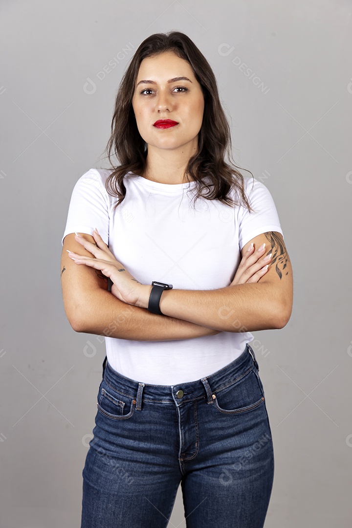 Linda mulher vestindo camiseta branca