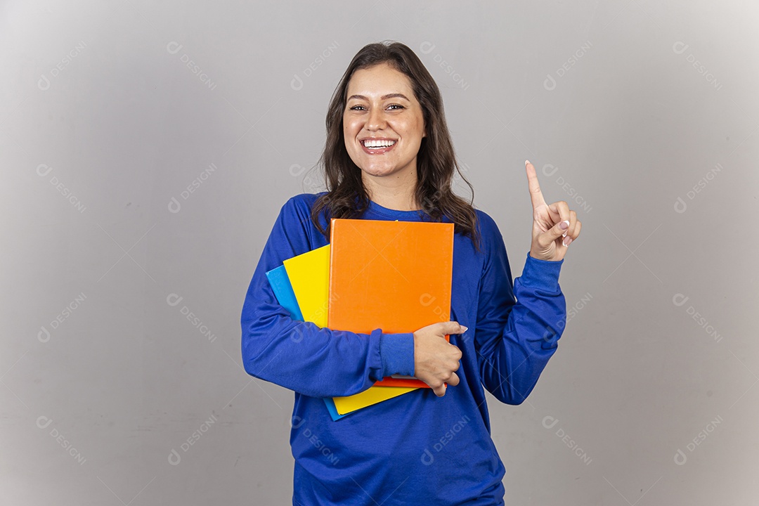 Jovem mulher vestida com moletom azul segurando livros.