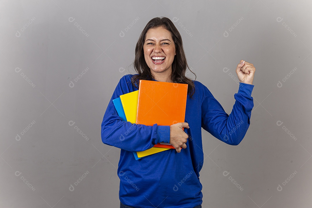Jovem mulher vestida com moletom azul segurando livros.