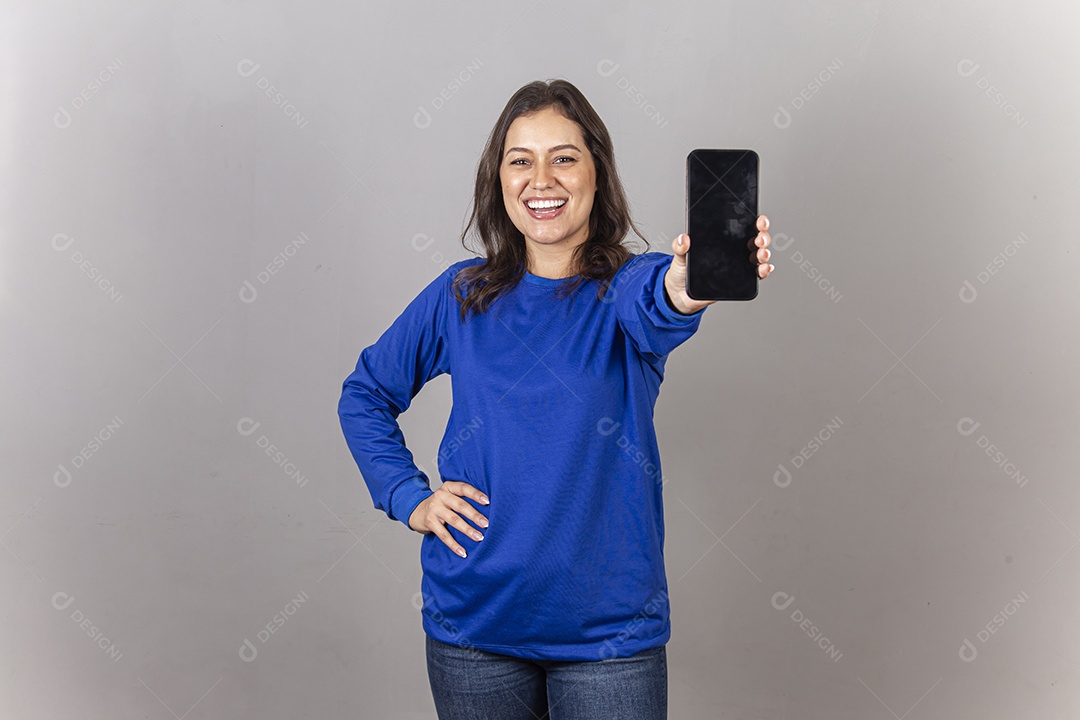 Jovem mulher vestida com moletom azul segurando celular