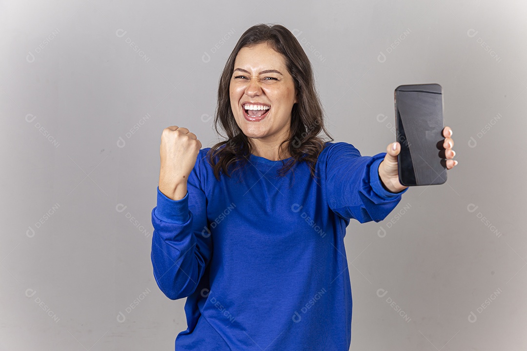 Jovem mulher vestida com moletom azul segurando celular.