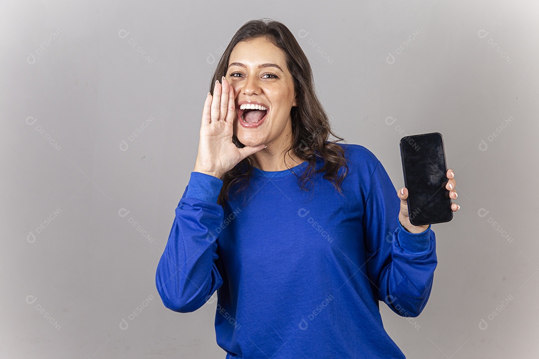 Jovem mulher vestida com moletom azul segurando celular.