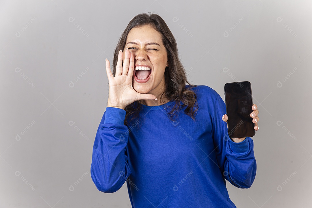 Jovem mulher vestida com moletom azul segurando celular