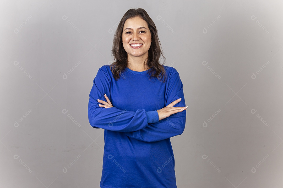 Jovem mulher vestida com moletom azul