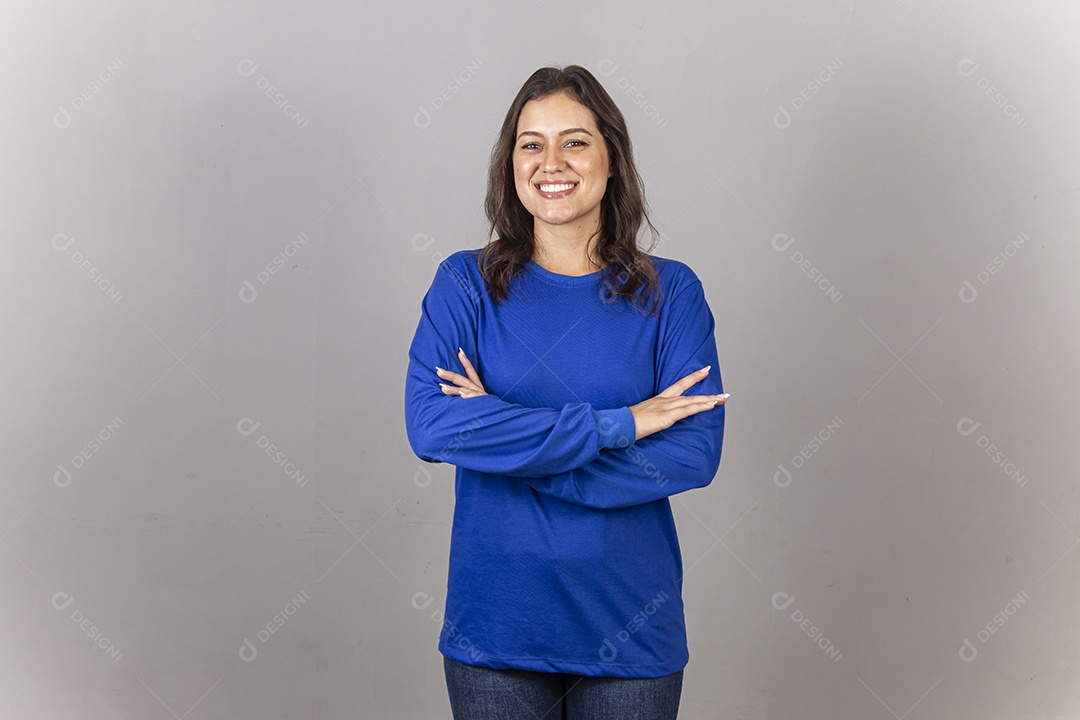 Jovem mulher vestida com moletom azul.