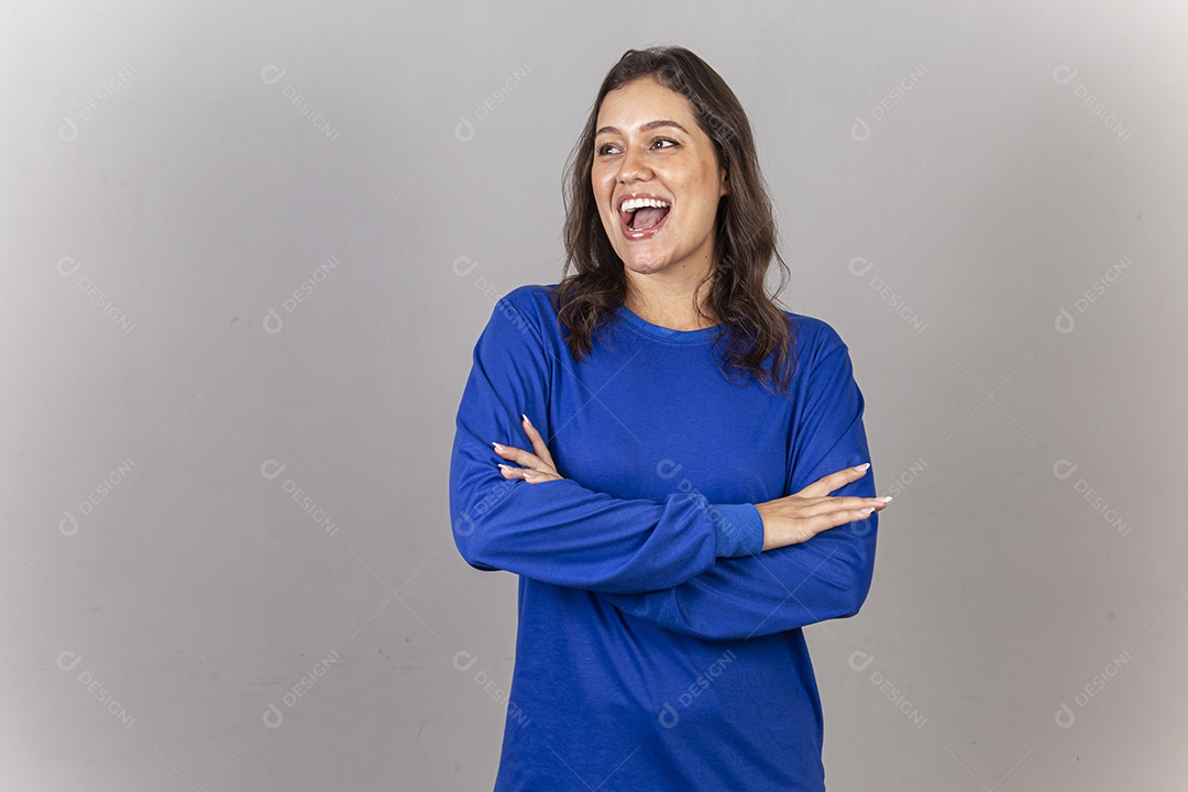 Jovem mulher vestida com moletom azul.