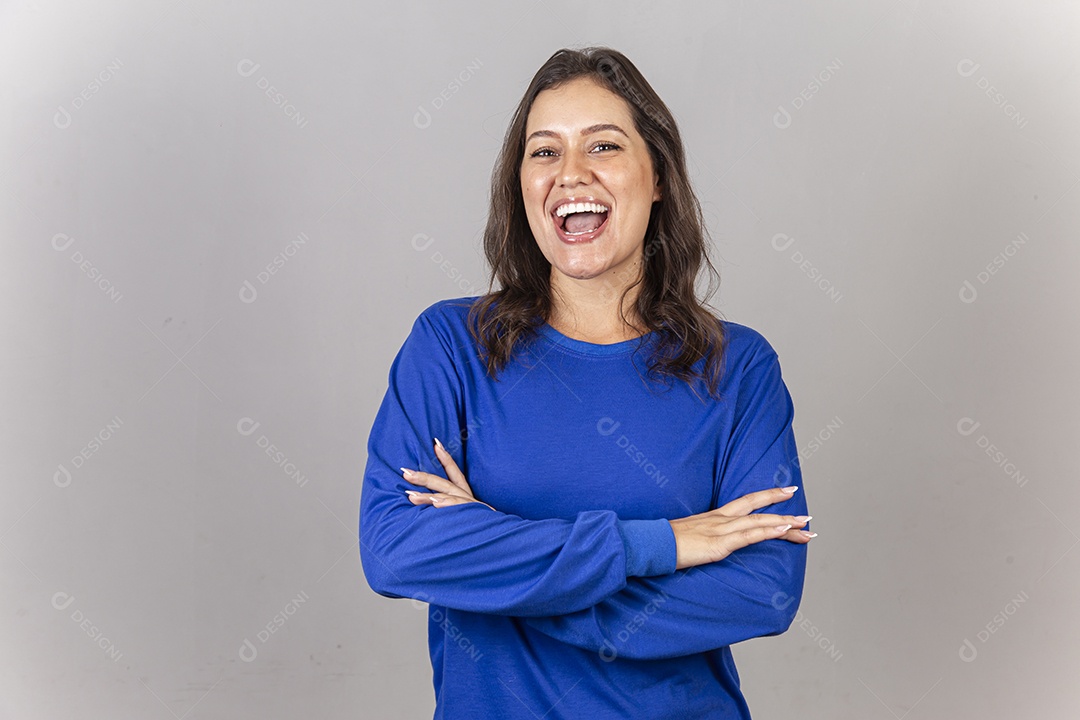 Mulher vestida com moletom azul de braços cruzados.