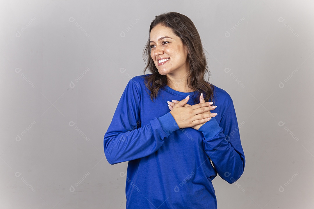Jovem mulher vestida com moletom azul