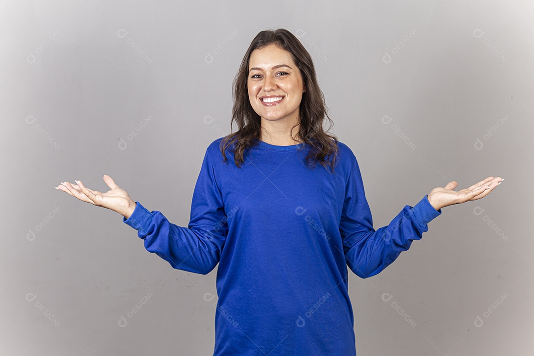 Linda jovem mulher vestida com moletom azul.