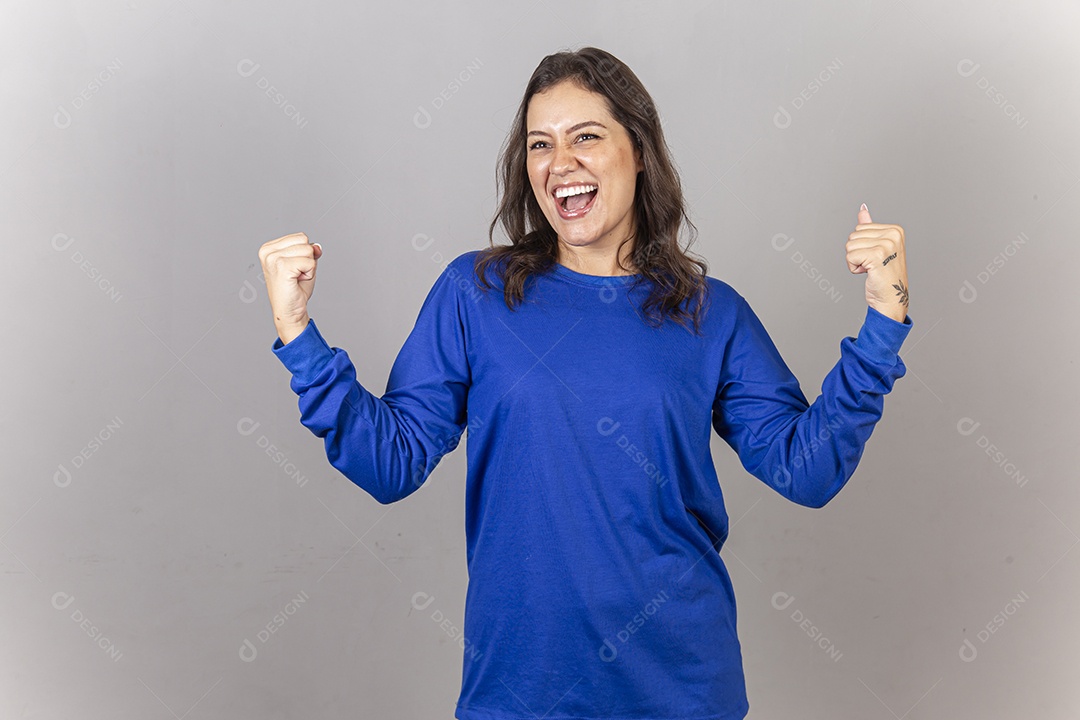 Linda jovem mulher vestida com moletom azul.