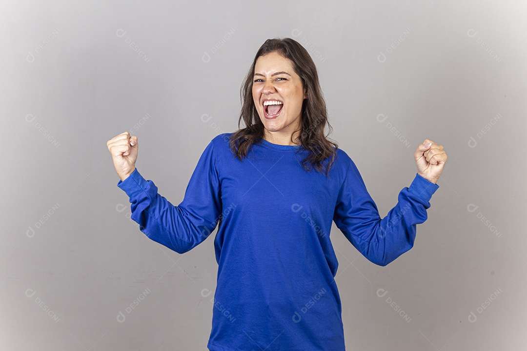 Linda jovem mulher vestida com moletom azul.