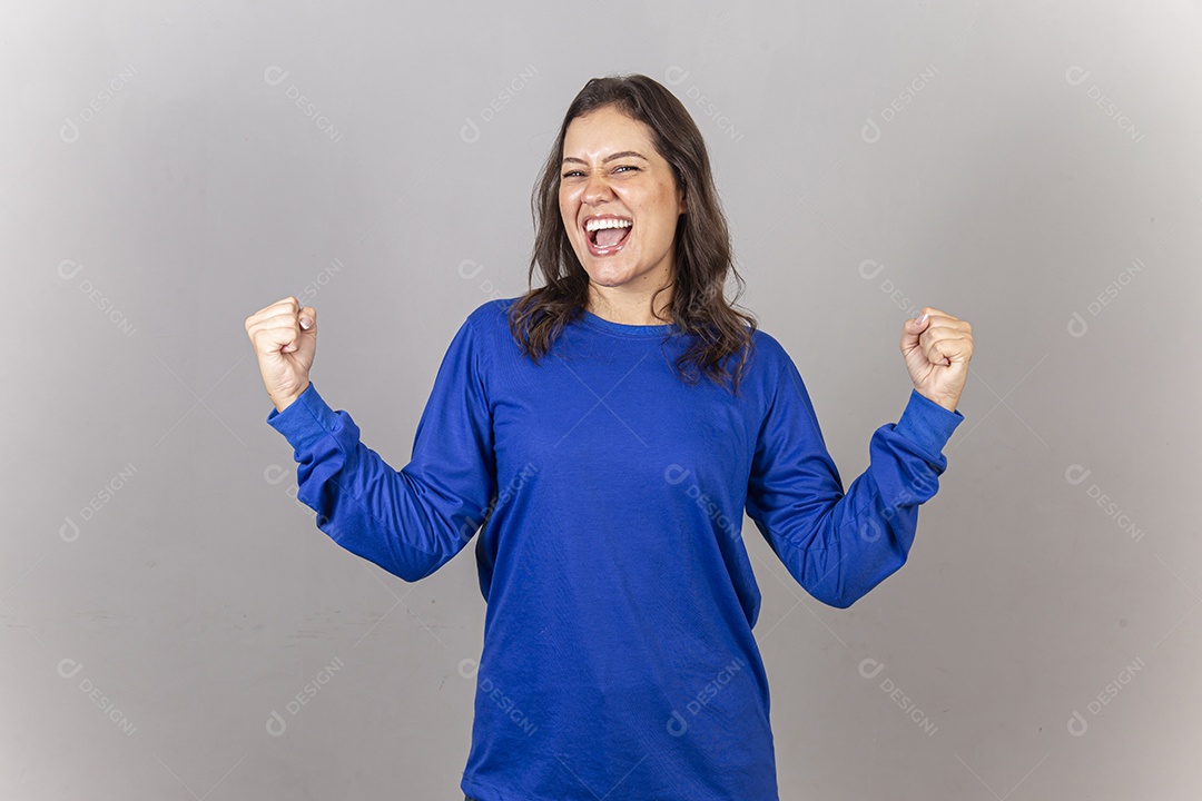 Linda jovem mulher vestida com moletom azul.