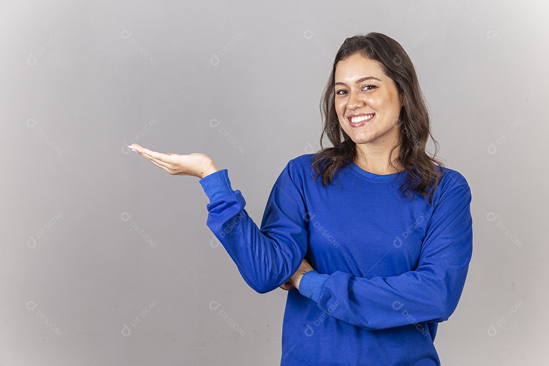 Linda jovem mulher vestida com moletom azul.