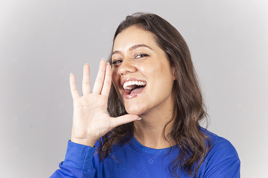 Mulher sorridente de cabelo curto e mão próximo a boca.