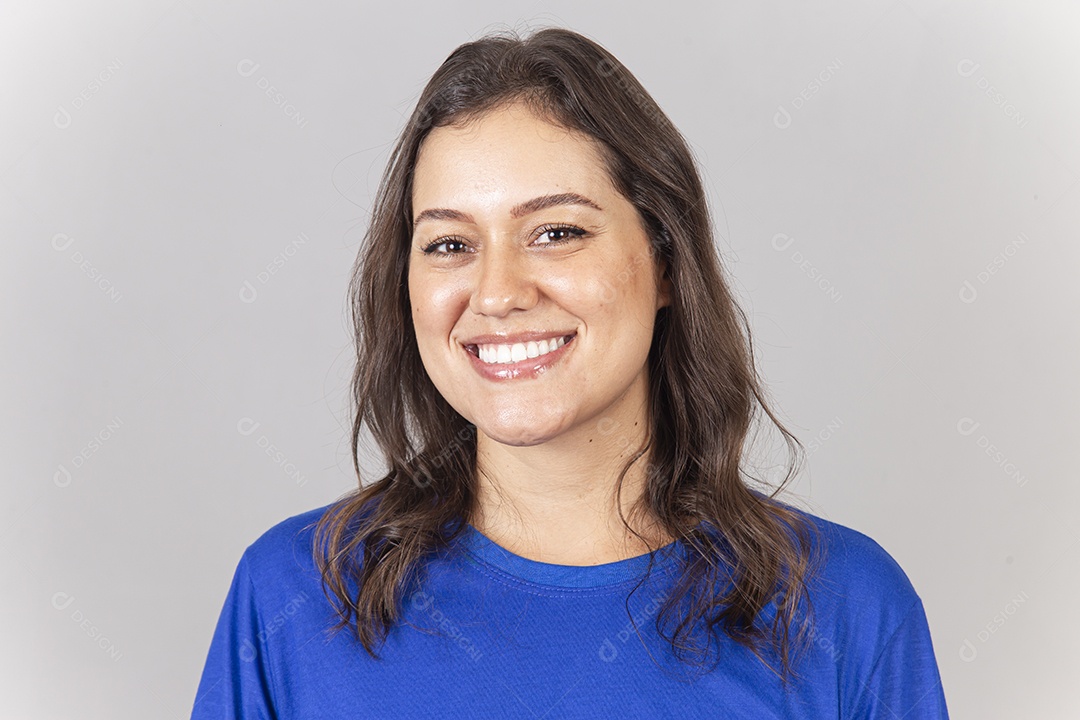 Linda jovem mulher vestida com moletom azul.