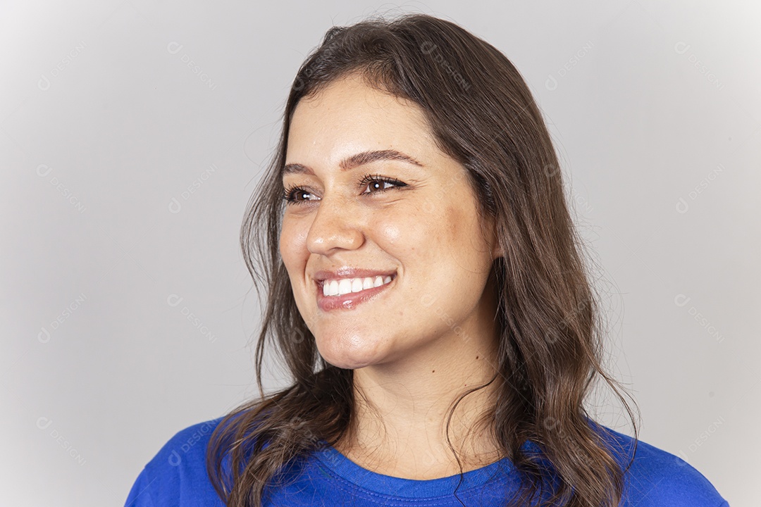 Linda jovem mulher vestida com moletom azul.